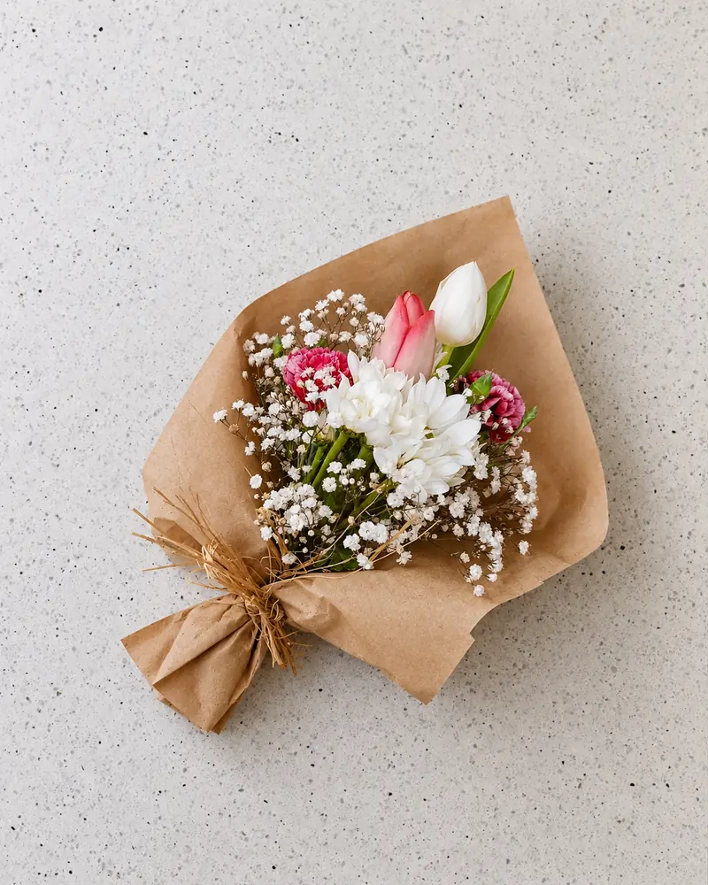Example with sample flowers: a wrapped bouquet in the Terrazzo floor · from above room, kept as made
