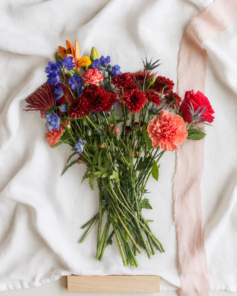 Example with sample flowers: from above, in the Linen flat-lay room