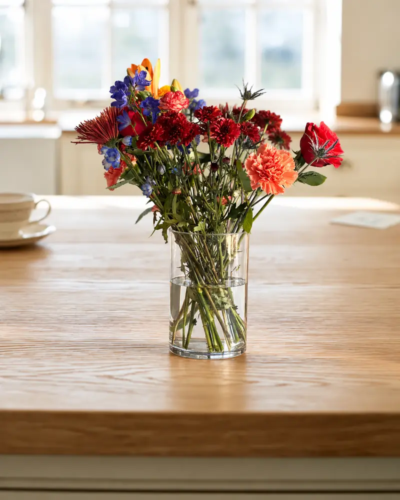 Example with sample flowers: a vase arrangement in the Mother’s Day breakfast room, kept as made