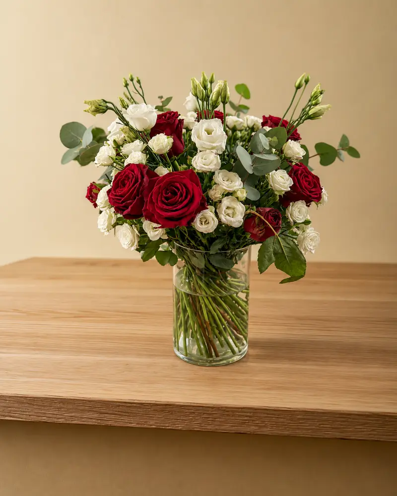 Example with sample flowers: a vase arrangement in the Oak worktable room, kept as made