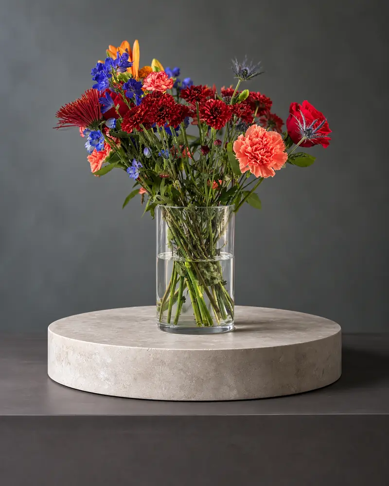Example with sample flowers: a vase arrangement in the Charcoal pedestal room, kept as made