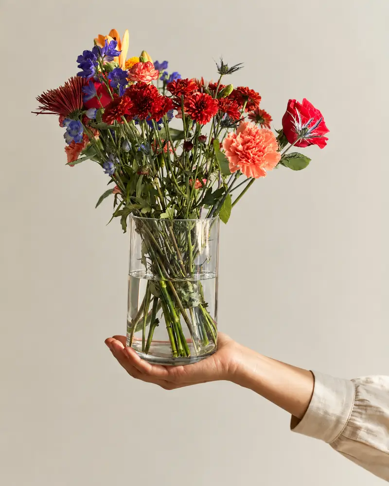 Example with sample flowers: a vase arrangement in the An open hand room, kept as made