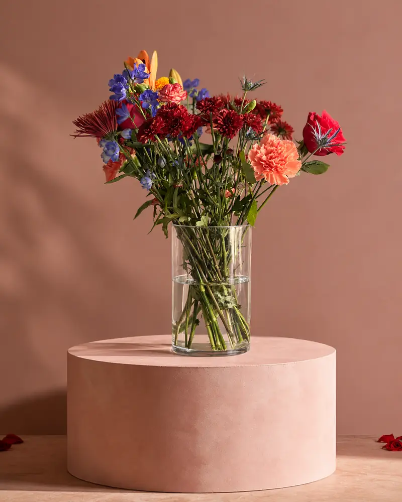Example with sample flowers: a vase arrangement in the Valentine pink pedestal room, kept as made
