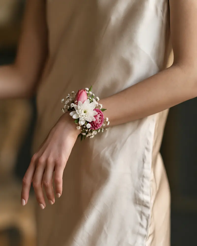 Example with sample flowers: wrist corsage, in the A small celebration room